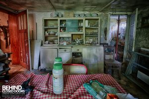 Little Green House - Quaint kitchen
