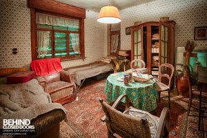 Little Green House - Sitting room with beds