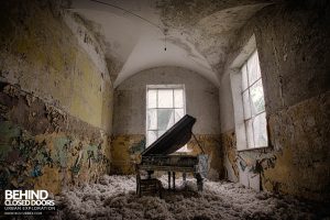 Beelitz Heilstätten Bath House - Piano in decaying room