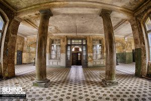 Beelitz Heilstätten Bath House - Entrance hall fisheye