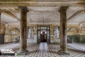 Beelitz Heilstätten Bath House - Columns in entrance hall