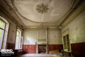 Chateau Rochendaal - Once grand room