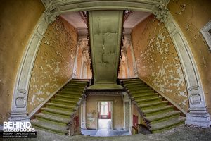 Chateau Rochendaal - Fisheye on the stairs