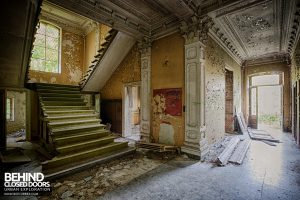 Chateau Rochendaal - Bottom of stairs