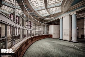 Post Office, Leicester - Counter and columns