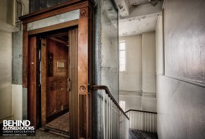 Post Office, Leicester - Traditional lift