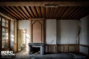 Château P12 - Decaying room