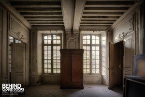 Château P12 - Cabinet in room