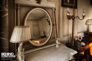 Château Sous Les Nuages - Vanity mirror in bedroom