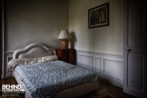 Château Sous Les Nuages - Bed in bedroom