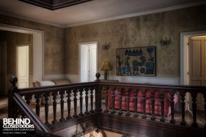 Château Sous Les Nuages - Top of stairs