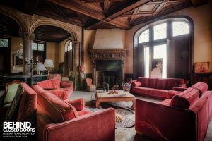 Château Sous Les Nuages - Sofas and Fireplace