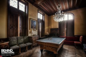 Château Sous Les Nuages - Billiard room