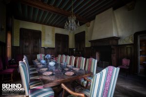 Château Sous Les Nuages - Dining table