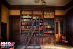 Château Sous Les Nuages - The library