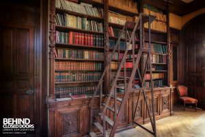 Château Sous Les Nuages - Steps to the books