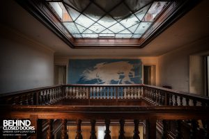 Château Sous Les Nuages - Skylight above stairs