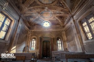 Palazzo di L - Light in the chapel