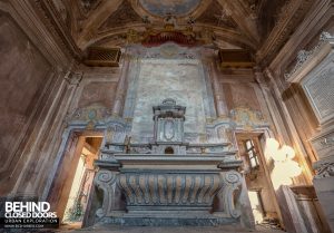 Palazzo di L - Altar in the chapel