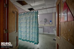 Selly Oak Hospital - Curtain in a room