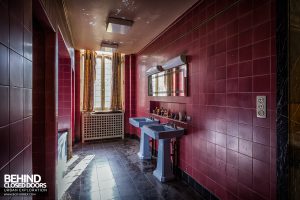 Town Mansion - The master bedroom's bathroom