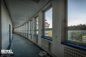 Hopital Civil de Charleroi - Curved corridor