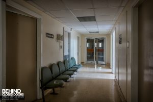 Queen Elizabeth II Hospital - Seats in corridor