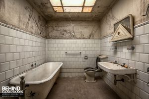 Villa Cripta, Italy - White tiled bathroom