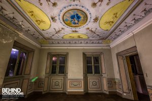 Villa Cripta, Italy - Bedroom with ornate ceiling