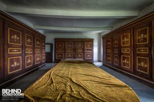 Palace Casino, Italy - Table and large cabinets