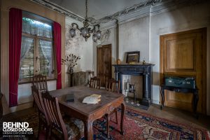 Manoir DP, Belgium - Table in room