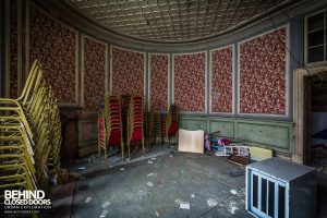 Coal Exchange, Cardiff - Old wallpaper in curved room