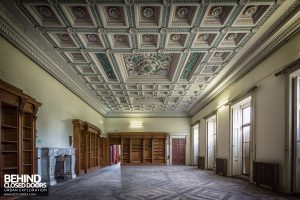 Tottenham House - Huge room with amazing ceiling