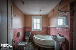 Barbican Hotel, Lincoln - Hotel room bathroom