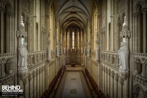 Chapelle des Pelotes - View down the chapel