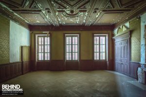 Château Poseidon, France - Grand wood room