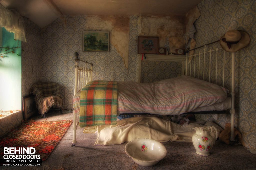 Y Heulog Farmhouse - Decaying Bedroom