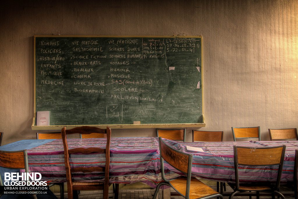 L’école FMP Scool France - Blackboard and Desks in Classroom