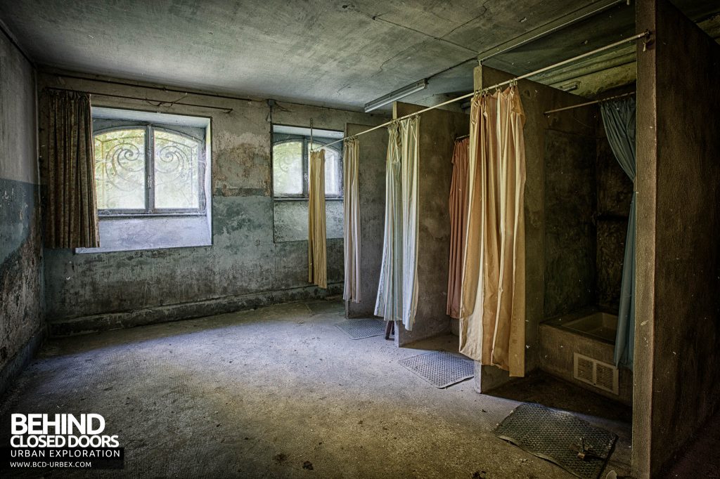 Château Lumiere - Basement shower room