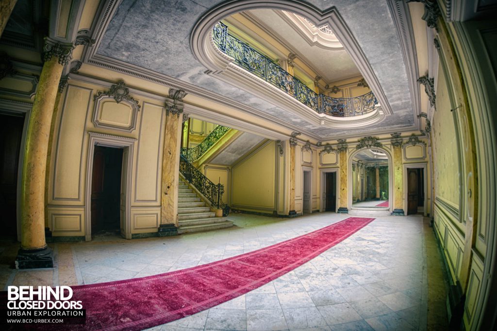 Château Lumiere - Red Carpet