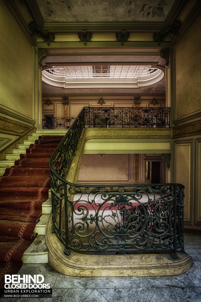 Château Lumiere - Looking up the stairs