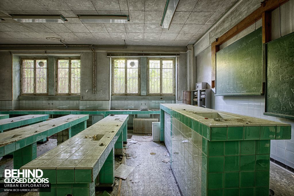 Pensionnat Catholique - Green classroom with tiled desks