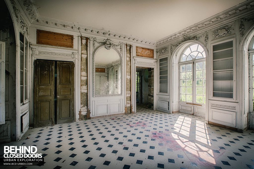 Château de Singes - Mirror at the end of large room