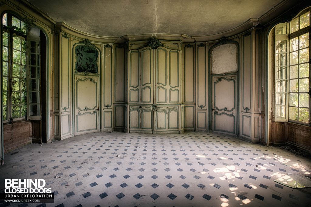 Château de Singes - Lovely details on the doors