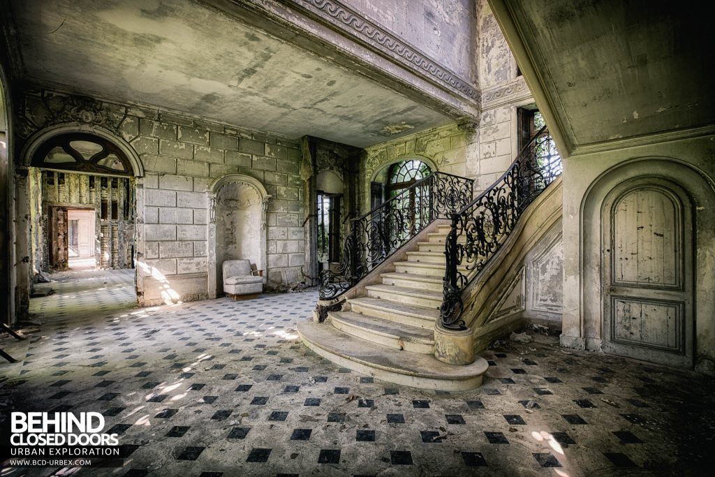 Château de Singes - Another view of the room with the staircase