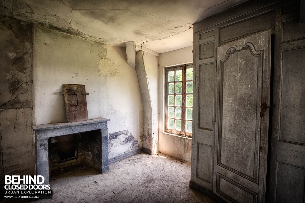 Château-du Cavalier - Another angle of the decaying room