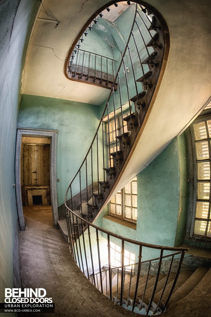 Château-du Cavalier - Spiral staircase from the middle