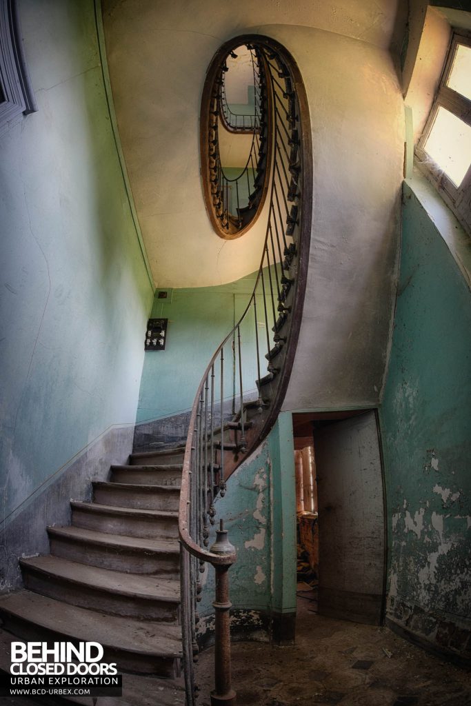 Château-du Cavalier - Looking up the spiral staircase