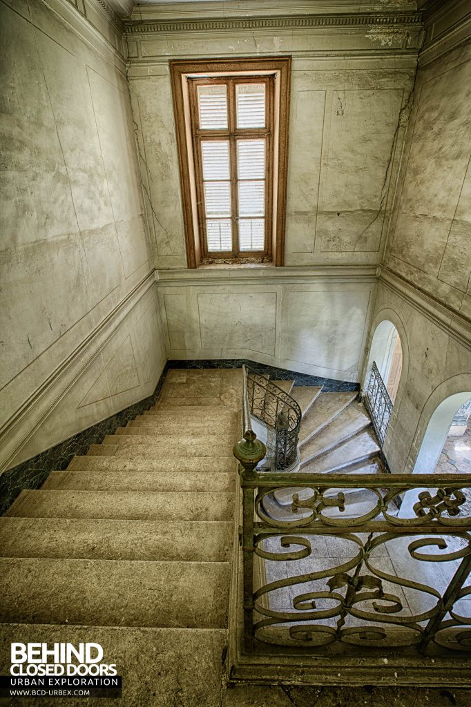 Château-du Cavalier - Top of the stairs