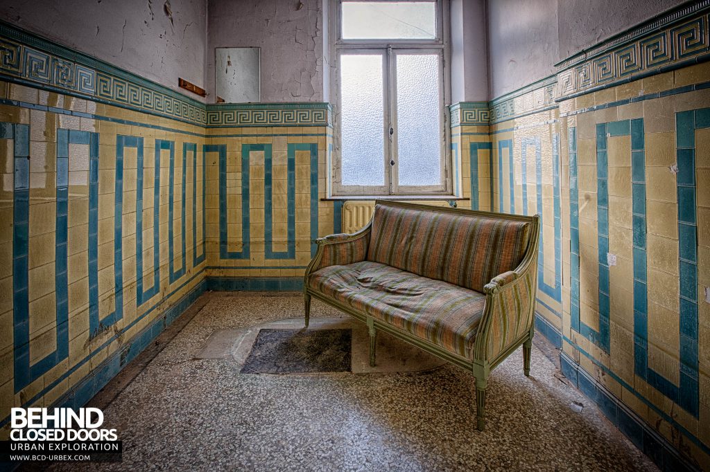 Alla Italia, Belgium - Sofa in a tiled room